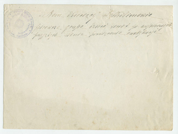 Photographie d'un «premier groupe d'enfants orphelins après les turbulences de la guerre», encadrés par des infirmières et autres adultes – avec légende manuscrite et tampons de la Croix Blanche polonaise au verso